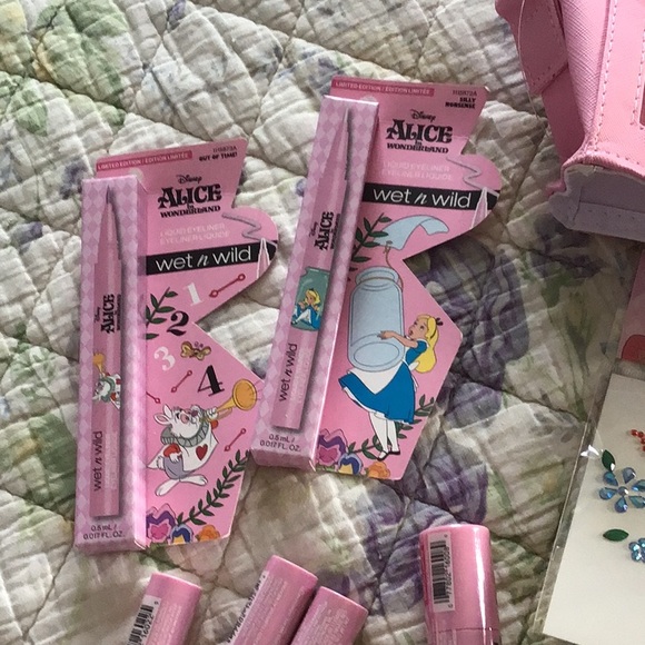 Wet n Wild Disney Alice In Wonderland 23 pcs Eye palette blush lip gloss bag New - Picture 9 of 11